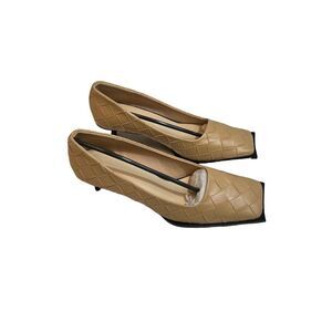 Elegant Beige Quilted Square-Toe Pumps with Black Sole Women's Shoes Size 39 NIB